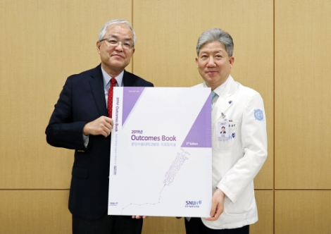 분당서울대학교병원은 의료계에 ‘환자 알 권리 증진’ 이라는 화두를 던졌던 아웃컴북의 양적·질적 측면 모두 크게 보완시켜 지난 23일 아웃컴북 2를 발표했다. 사진=분당서울대병원