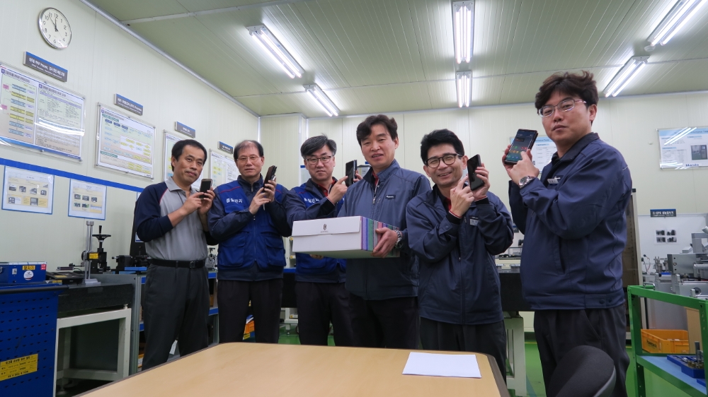한라그룹 사회공헌 캠페인 ‘워크투게더’에서 2년 연속 걷기왕으로 선정된 만도 원주공장 황병호 반장(오른쪽 3번째)이 동료들과 기념사진을 촬영하고 있다.(사진=한라그룹)