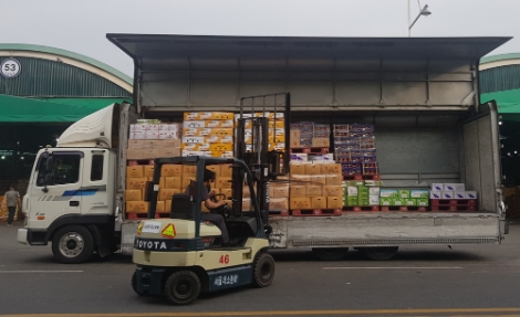 농산물 팰릿하역 현장사진. 사진=aT
