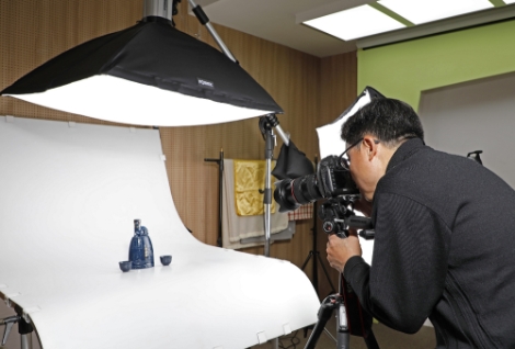 스마트 스튜디오내 제품 촬영작업 현장사진. 사진=aT