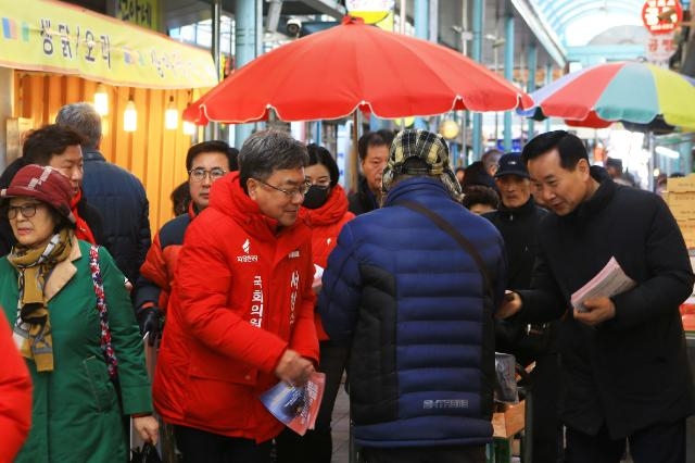 서범수 위원장 등이 정부규탄 전단지를 배포하고있다.(사진제공=자유한국당울주당협)
