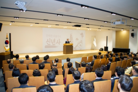 2일 종로구 보령제약 본사 중보홀에서 진행 된 ‘2020년 시무식’에서 안재현 대표가 신년사를 발표하고 있다. 사진=보령제약