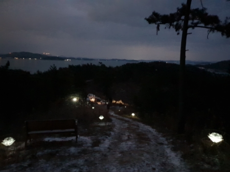 한국서부발전은 지난 1일 개최된 경자년 솔향기길 만대마을 해맞이 행사에 폐그물을 업사이클링해서 만든 전등을 설치했다. 사진=서부발전