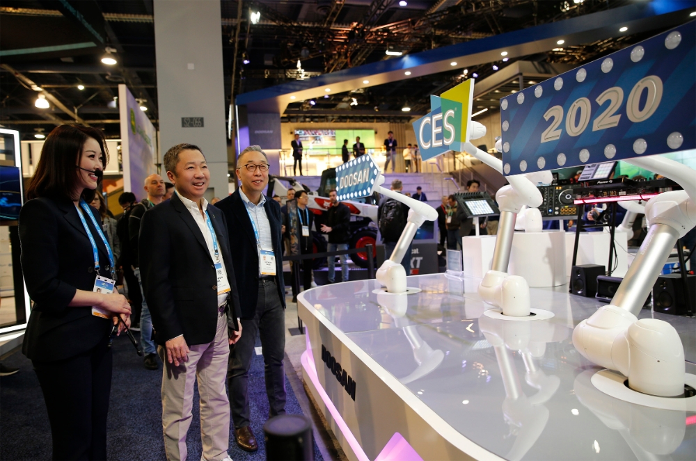 박정원 두산그룹 회장, CES 2020에서 새해 첫 현장경영