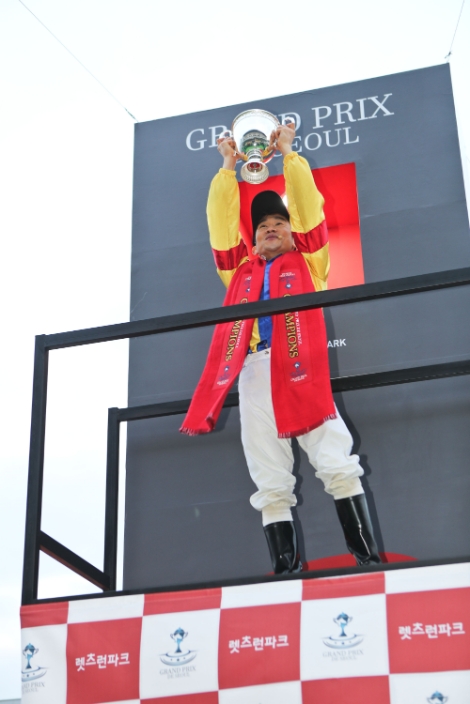 한국마사회는 서울 경마공원에서 활약하고 있는 함완식 기수가 지난 4일 개인통산 700승을 달성했다고 밝혔다. 사진=마사회