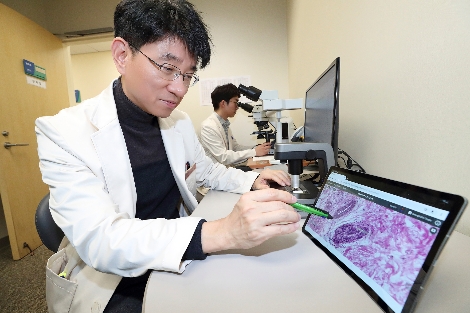 삼성서울병원 집무실에서 병리과 교수가 방금 촬영된 환자의 병리 데이터를 확인하고 있다. 사진=KT