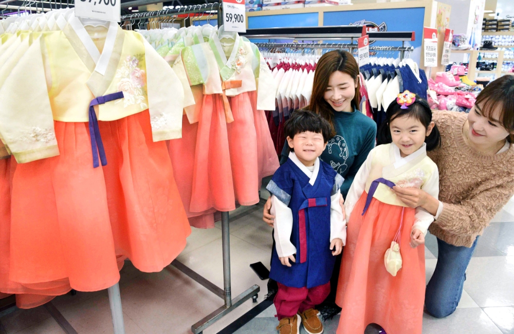 홈플러스 “명절 귀성길 한복 입고 가족들 만나요”