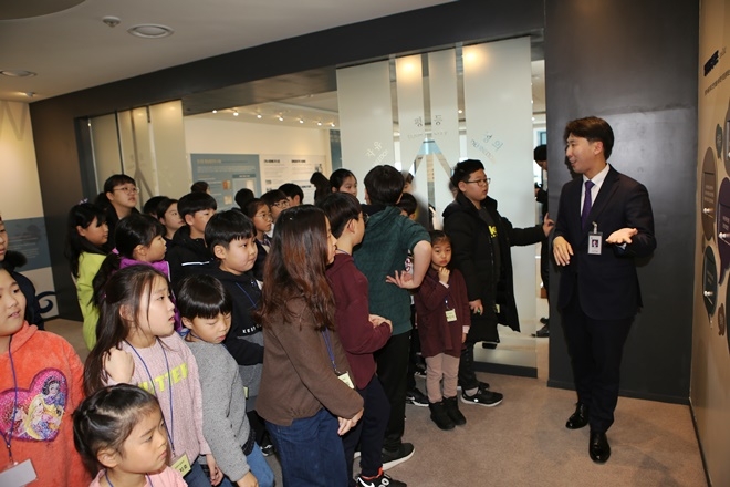 유정우 공보판사가 법원전시관에서 설명을 하고 있다.(사진제공=울산지방법원)