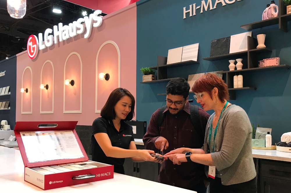 LG하우시스 직원이 전시관을 찾은 관람객에게 인조대리석 제품을 설명하고 있는 모습.