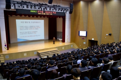 한전KDN은 지난 20일 본사에서 전 임직원을 대상으로 청렴윤리 의식을 고취시키고 신뢰받는 공직 사회를 조성하기 위한 ‘반부패 청렴윤리 특강을 실시했다. 사진=한전KDN