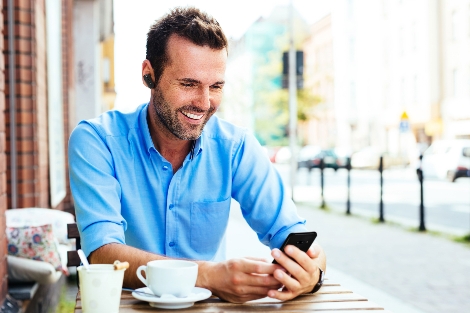 모델이 무선 이어폰 'LG 톤 프리'를 사용하고 있다. 사진=LG전자