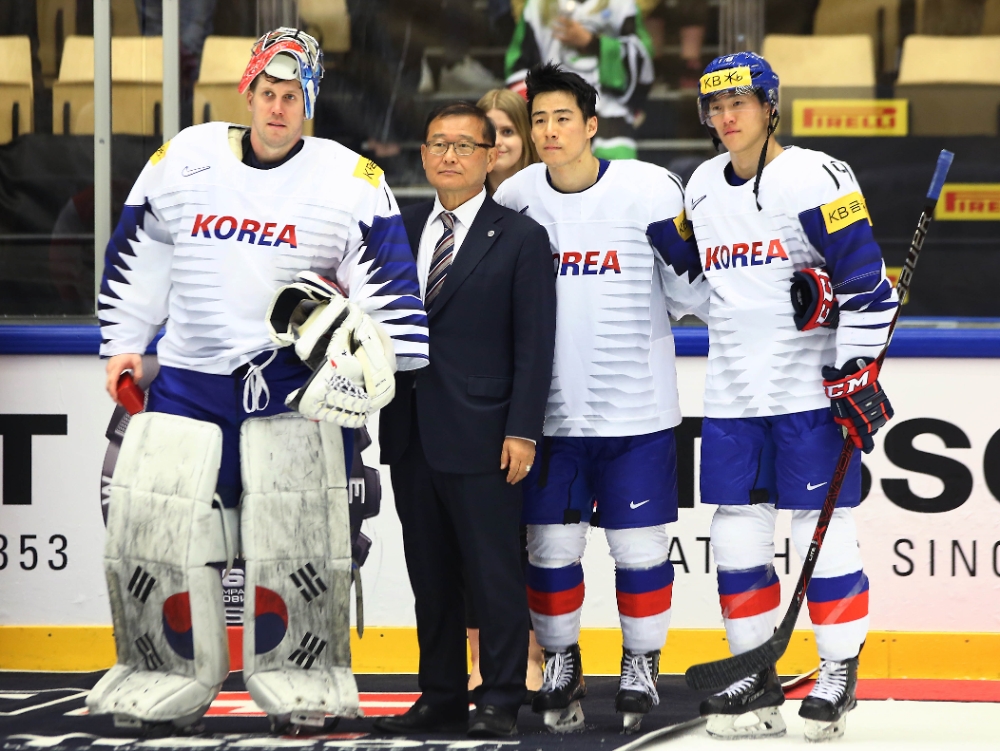 국제아이스하키연맹(IIHF) 명예의 전당에 헌액된 정몽원 대한아이스하키협회 회장(왼쪽에서 2번째)이 대한민국 아이스하키 국가대표 선수들과 기념촬영을 하고 있다.