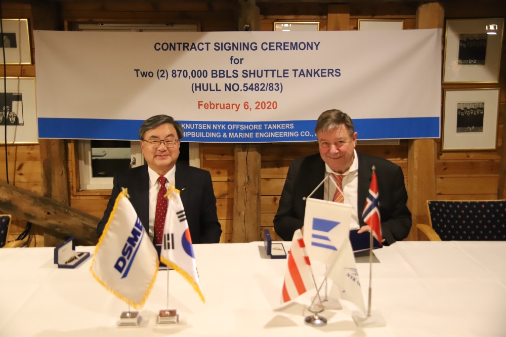 지난 6일(현지시간) 노르웨이에서 대우조선해양 이성근 사장 (왼쪽)과 크누센社 트리그베 세그렘 (Trygve Seglem)사장이 셔틀탱커 건조계약식을 마친 뒤 기념촬영을 하고 있다.(사진=대우조선해양)