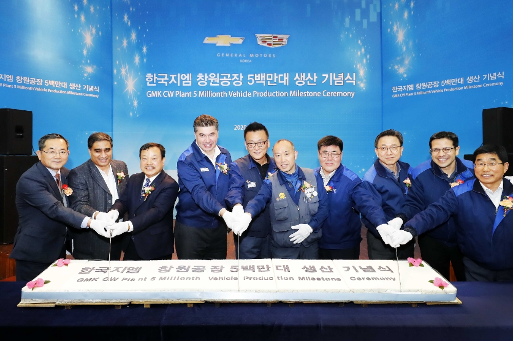 카허 카젬 한국지엠 사장(가운데), 문승 한국지엠 협신회 회장 및 부품 협력사 대표(카젬 사장 왼쪽), 김성갑 노조위원장(카젬 사장 오른쪽 두번째) 이동우 생산부문 부사장(오른쪽) 등이 참여해 기념떡 컷팅을 하는 모습.(사진=한국지엠)