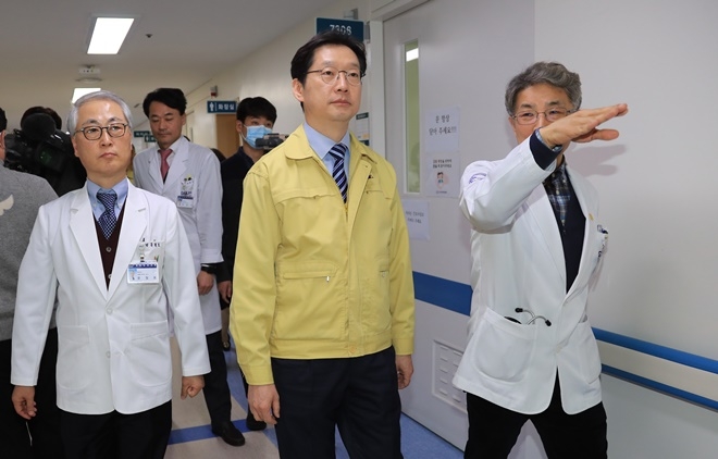 김경수 도지사가 경상대병원의료진의 설명을 듣고 있다.(사진제공=경상남도)
