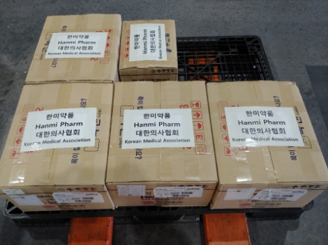 대한의사협회는 주우한총영사관 내에 설치된 무료진료소에서 코로나19와 사투를 벌이고 있는 우리 국적 의사에게 의약품을 전달했다. 사진=의협