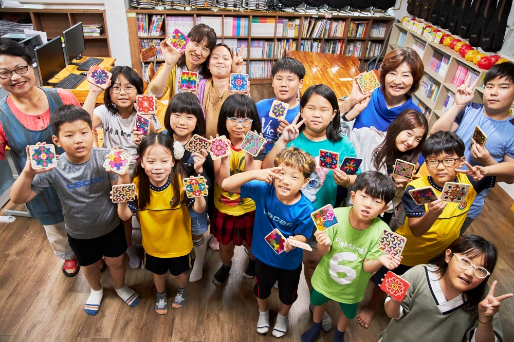 포스코1%나눔재단이 지난해 하반기 새롭게 선보인 '1%나눔 아트스쿨' 사업. 지난해 포항 인애지역아동센터에서 포스코 '1%나눔 아트스쿨' 공예수업에 참여한 아이들이 직접 만든 단청 작품을 선보이고 있다.(사진=포스코)