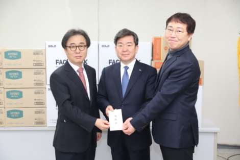 대한치과의사협회는 지난 25일 대구 경북지부를 방문해 마스크, 글러브, 성금 등 코로나19 방역용품을 전달했다. 사진=치협