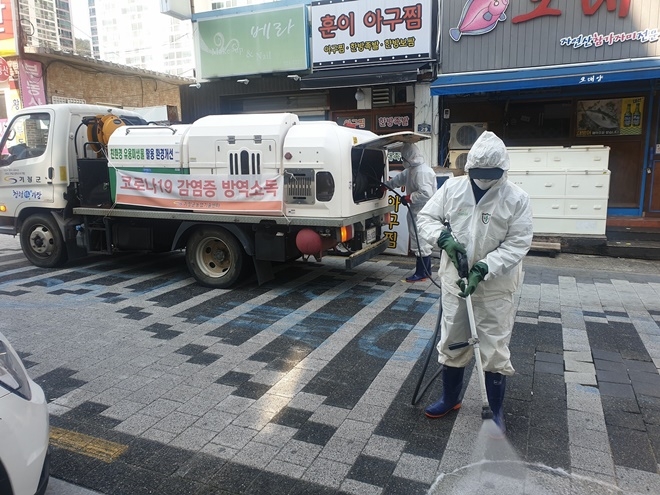 3월5일 기장읍 차성로에서 방역활동을 하고 있다.(사진제공=부산기장군)