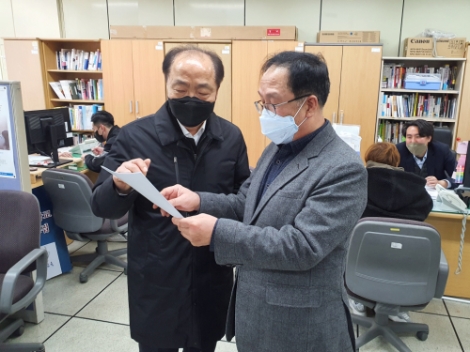 조봉환 이사장이 원주센터를 찾아 현장상황을 살펴보고 있다. 사진=소진공