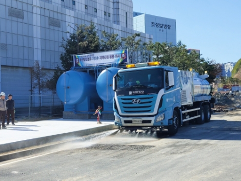 한국남부발전은 부산시, 부산환경공단과 손잡고 발전소 인근 터널 공사로 유입된 지하수를 공공용수로 활용한다. 사진은 수집된 지하수를 활용해 도로의 먼지를 제거하는 모습. 사진=남부발전