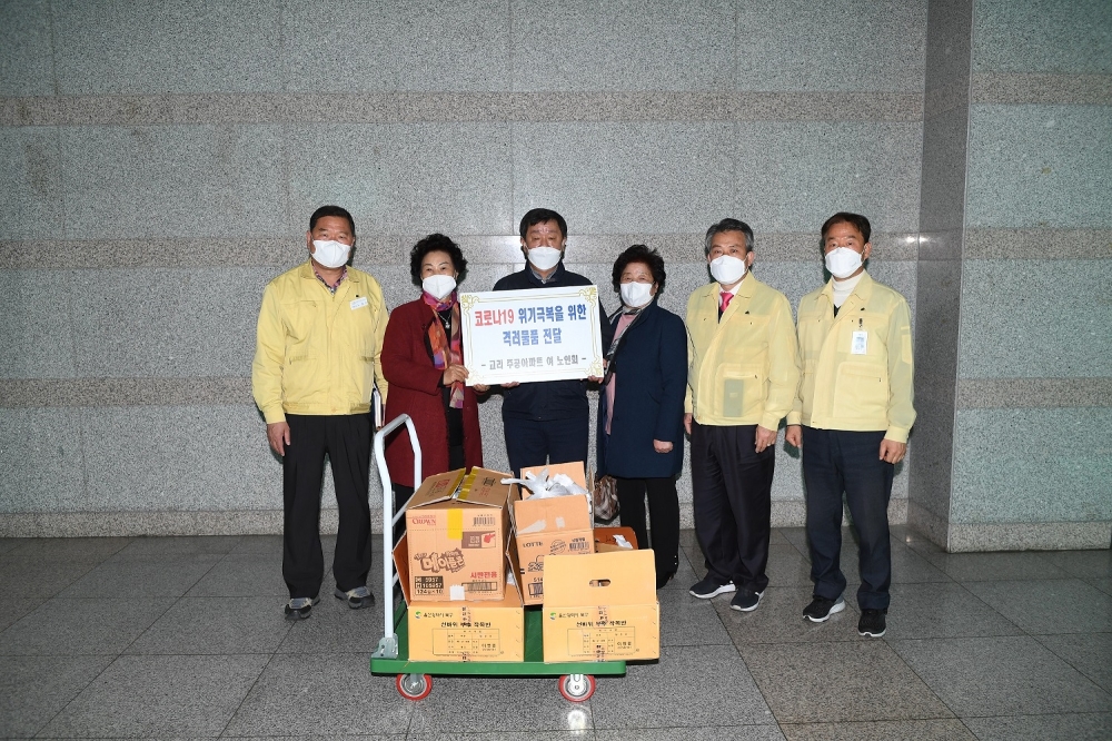 방역·소독 종사자들을 응원하고자 빵과 우유를 전달.(사진제공=부산기장군)