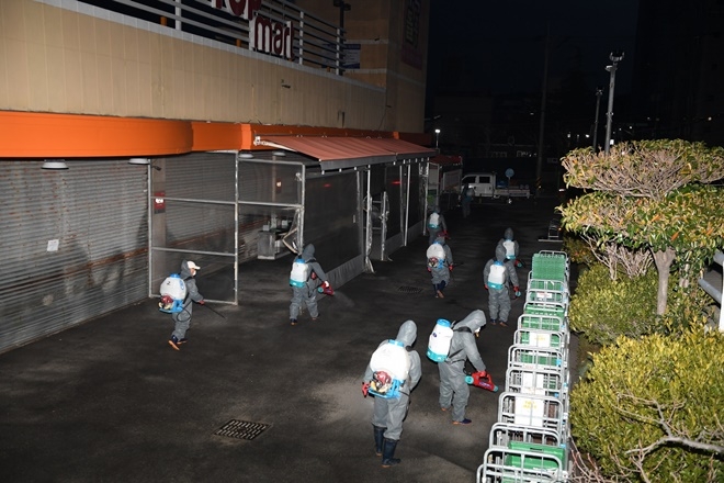타지역 거주 확진자 동선에 기장군내 일부 장소가 포함되자 감염병방역단이 즉시 집중방역을 실시하고있다.(사진제공=부산기장군)