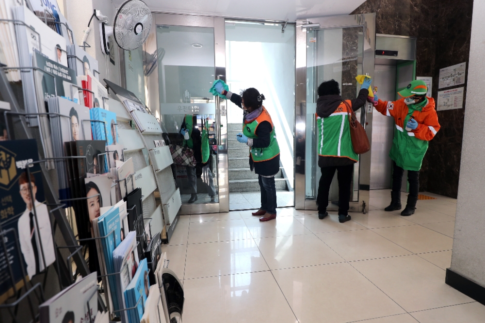 강남구 자율방재단, 대치동 학원가 코로나19 방역