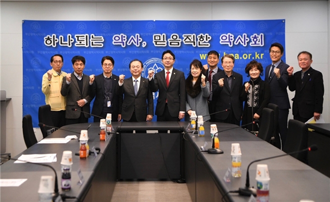 오거돈 시장이 17일 부산시약사회를 방문하고 코로나19 종식에 힘을 합해 이겨내자며 파이팅을 하고 있다.(사진제공=부산시)