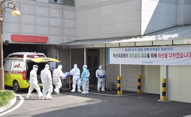 대구지역 요양병원 중증 와상환자를 부산의료원으로 전원하고 있다.(사진제공=부산시)