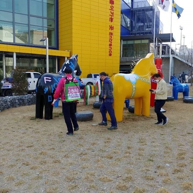 부산기장군 모 정당 후보와 나란이 찍힌 오규석 기장군수 뒷모습.(사진=기장군 모 정당후보 페이스북)
