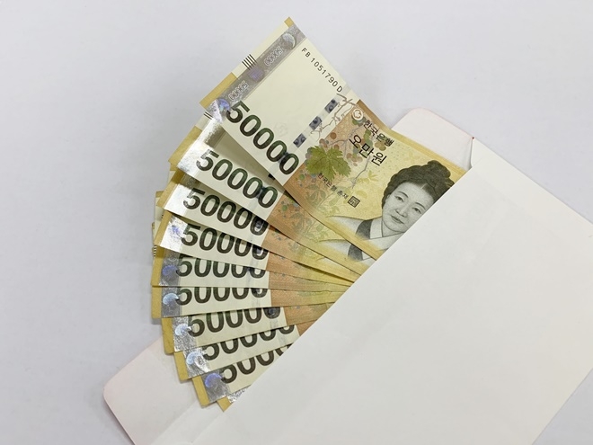 익명을 요구한 기부자의 돈 50만원.(사진제공=부산서구)