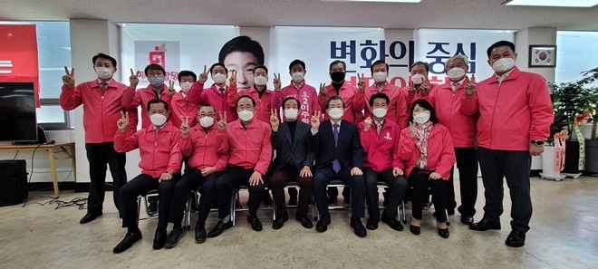 이주환 후보가 4·15 총선 승리를 위해 보수 세력의 총 결집을 이끌어 선대위를 발족하고 필승을 결의하고 있다.(사진제공=이주환 후보 캠프)