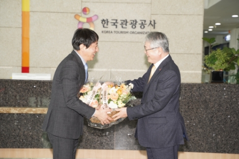 건보공단 김용익 이사장, ‘플라워 버킷 챌린지’ 동참