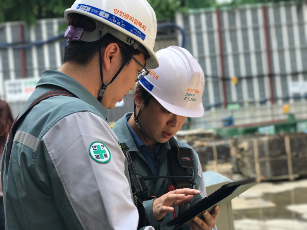 현장직원들이 포스원을 이용하고 있는 모습.(사진=포스코건설)