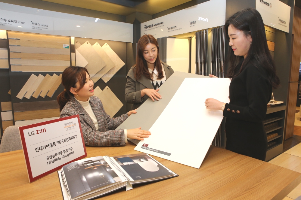 서울시 강남구 논현동에 위치한 LG하우시스의 플래그십 스토어 'LG지인 스퀘어'에서 고객이 인테리어필름 '베니프(BENIF)' 제품을 살펴보고 있는 모습.(사진=LG하우시스)