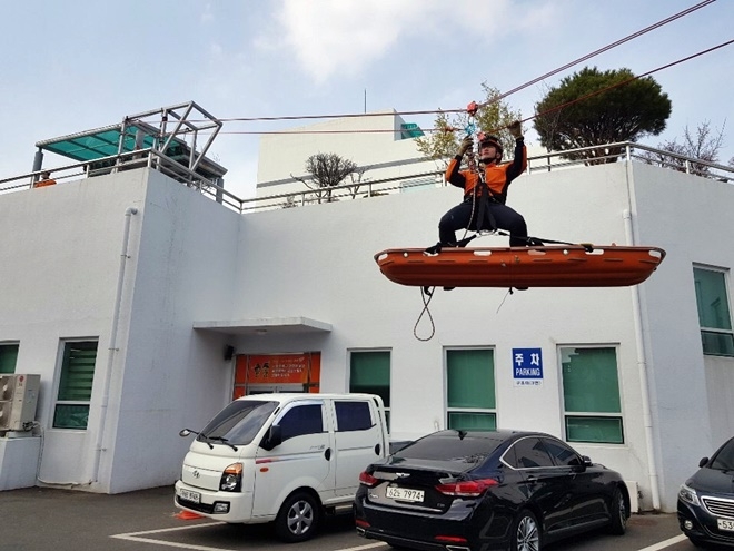 구조대 로프발사총 구조 훈련을 하고 있다.(사진제공=온산소방서)