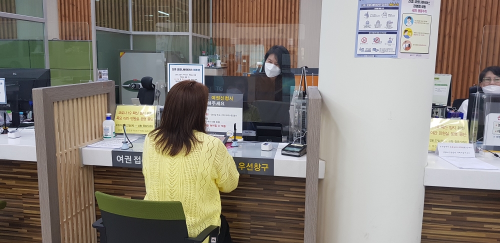 민원창구에 투명가림막을 설치해 민원인을 응대하고 있다.(사진제공=부산기장군)