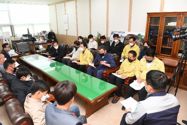 정관신도시 정전사태에 대해 18일 오규석 기장군수 등이 참석해 대책회의를 갖고있다.(사진제공=부산기장군)