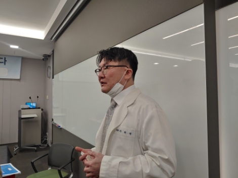 기자회견에서 줄기세포 치료술을 설명하는 이희영 회장. 사진=대한줄기세포치료학회