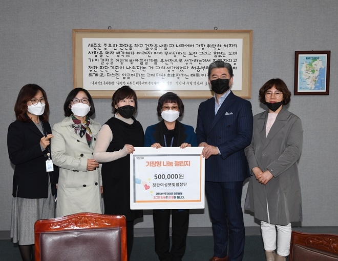 정관여성햇빛합창단이 4월 22일 오후 기장군청을 찾아 기장형 나눔 챌린지에 동참하고 있다. (사진제공=부산기장군)