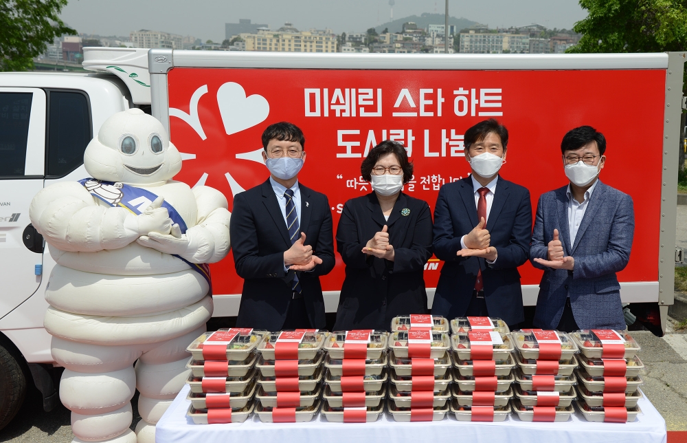11일(월) 서울 잠원한강공원에서 코로나 19 전담 의료기관 의료진 및 어르신들을 위한 ‘미쉐린 스타 하트 도시락 나눔’ 전달식을 진행했다. 왼쪽부터 미쉐린코리아 이주행 대표, 서울시 문미란 정무부시장, 서울시사회복지협의회 김현훈 회장, 서울시 복지정책실 정진우 복지기획관.