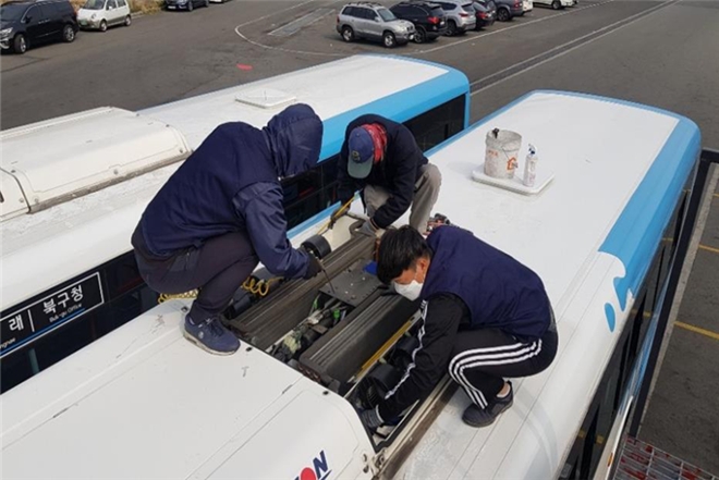 에어컨 살균 세척하고 있다.(사진제공=부산시)