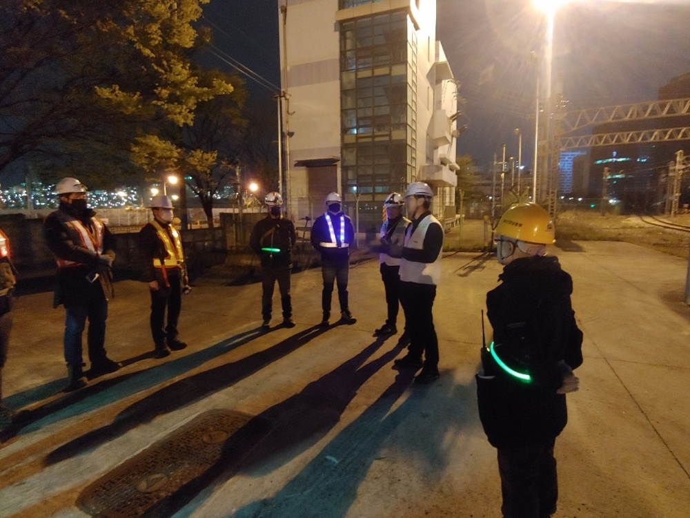 분야별 전문가로 구성된 합동점검팀이 특별안전점검에 나서고 있다.(사진제공=한국철도부산경남본부)