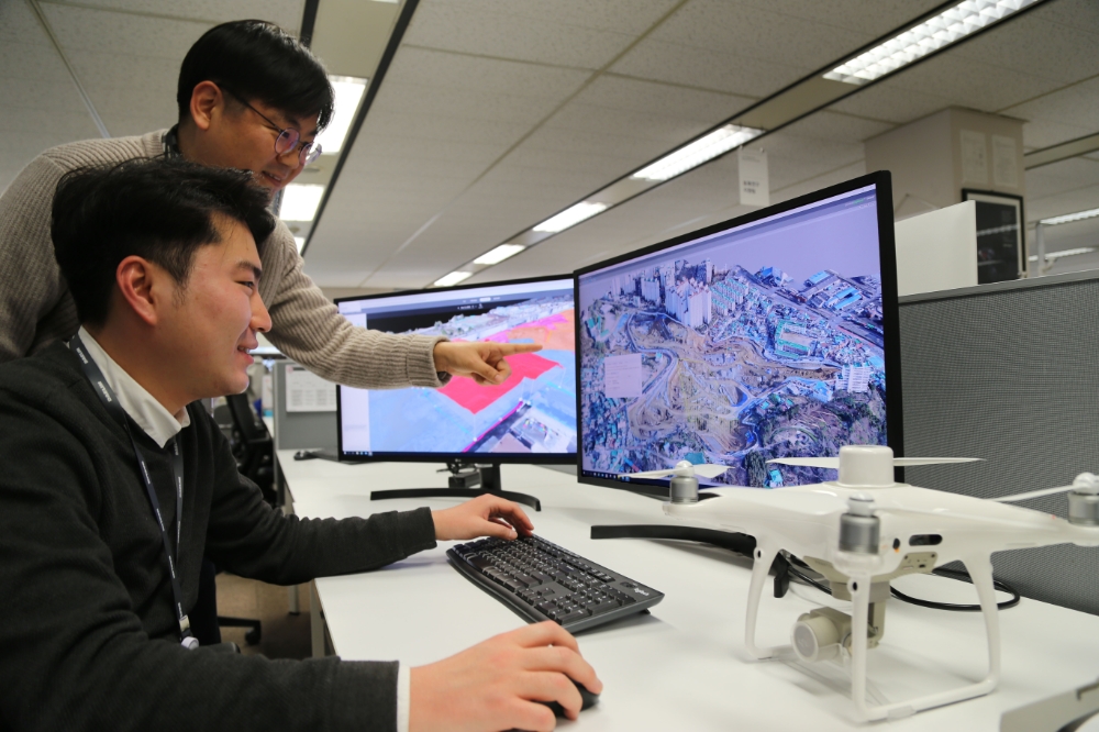 대림산업 직원이 드론으로 촬영해 3D로 변환한 영상 데이터를 통해 현장 측량 자료를 확인하고 있다.(사진=대림산업)