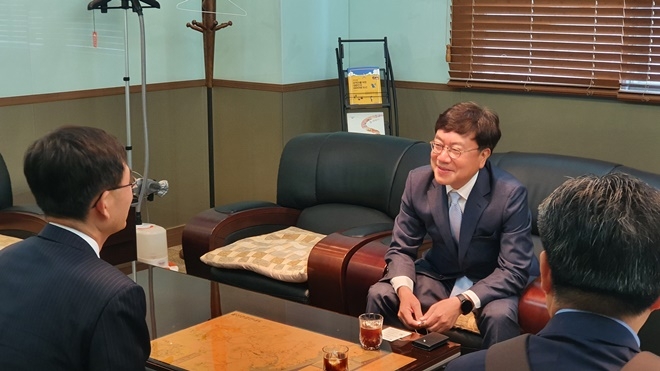 서범수 당선인(우측)이 27일 KTX울산역에서 산업부 경제지유규역단 안성일 단장과 대화를 나누고 있다.(사진제공=서범수 당선인사무실)