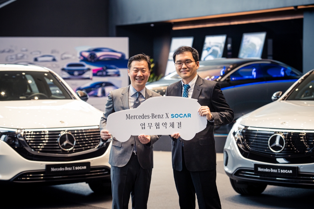 쏘카 위현종 부사장(오른쪽)과 메르세데스-벤츠 코리아 이상국 세일즈 부문 총괄 부사장(왼쪽)이 업무 협약(MOU)을 체결하고 있다.(사진=쏘카)