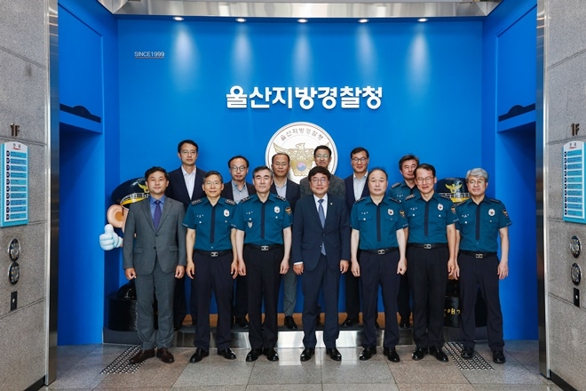 서범수 국회의원(사진왼쪽 네번째)이 4일 울산경찰청을 방문해 격려 메시지를 전달하고 기념촬영.(사진제공=서범수의원실)
