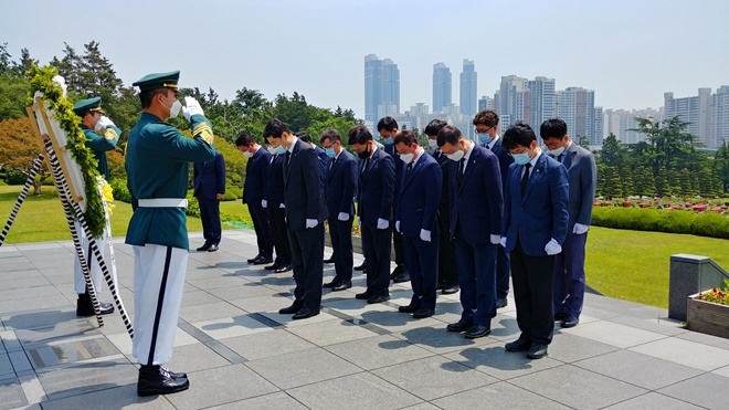 제영광 부산본부세관장 등 간부직원들이 4일 유엔기념공원을 찾아 희생용사들의 묘역에 헌화하고 참배하고 있다.(제공=부산본부세관)