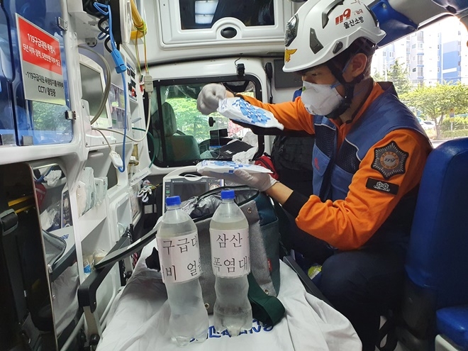119폭염구급대원이 폭염 대응장비를 점검하고 있다.(사진제공=울산시)